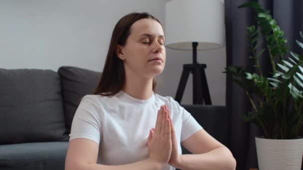Primer Plano Calma Joven Embarazada Hacer Ejercicios Yoga Prenatal Meditar — Vídeo de stock