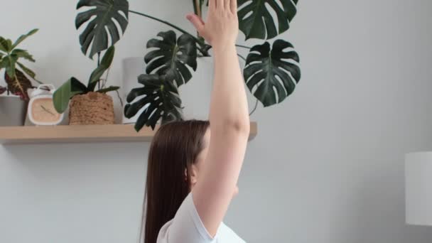 Närbild Avslappnad Ung Gravid Kvinna Gör Smidig Yoga Stretching Övningar — Stockvideo