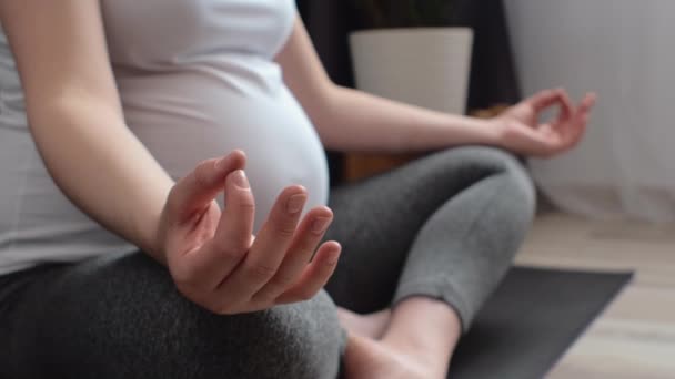 Κοντινό Πλάνο Της Αγνώριστη Νεαρή Έγκυος Γυναίκα Μεγάλη Κοιλιά Διαλογισμό — Αρχείο Βίντεο