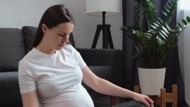 Ciąża Młoda Kobieta Robi Gładkie Delikatne Ćwiczenia Rozciągające Jogę Siedzi — Wideo stockowe