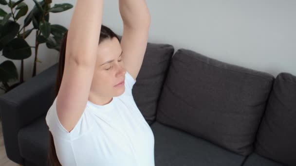 Primer Plano Joven Embarazada Haciendo Ejercicios Suaves Estiramiento Yoga Sala — Vídeo de stock