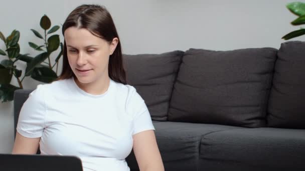 Atrakcyjna Młoda Szczęśliwa Kobieta Ciąży Ogląda Lekcje Wideo Laptopie Podczas — Wideo stockowe