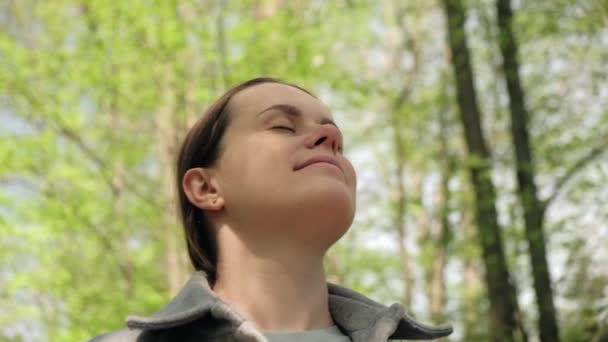 Yeşil Ormanda Bahar Güneşinin Keyfini Çıkartan Genç Bir Kadının Portresini — Stok video