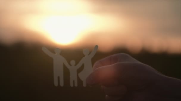 Foco Seletivo Mão Masculina Segurando Recorte Família Papel Pôr Sol — Vídeo de Stock