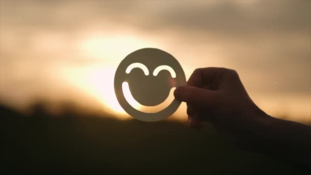 Fokus Selektif Dari Tangan Laki Laki Memegang Wajah Tersenyum Bahagia — Stok Video