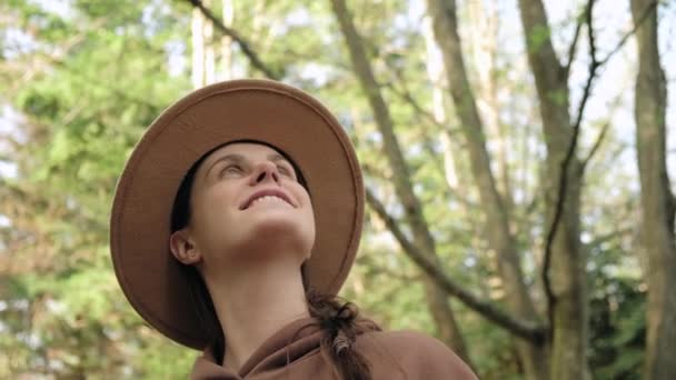 Güzel Mutlu Şapkalı Genç Bir Kadın Bahar Ormanının Ortasında Duruyor — Stok video