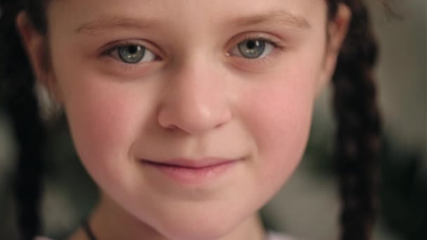 Närbild Porträtt Vacker Trevlig Liten Flicka Unge Lugnande Leenden Positiva — Stockvideo