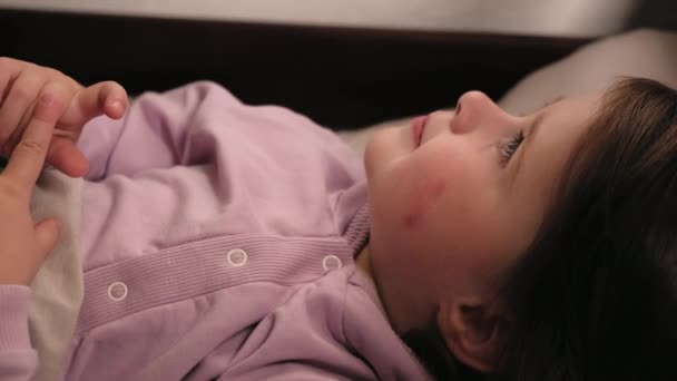 Nahaufnahme Des Niedlichen Kleinen Mädchens Kind Liegt Auf Kuscheligen Bett — Stockvideo
