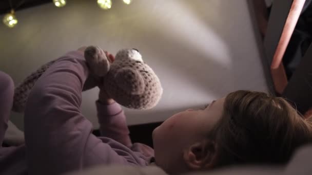 Side View Aranyos Játékos Kislány Gyerek Fekszik Kényelmes Ágyban Mosolygós — Stock videók