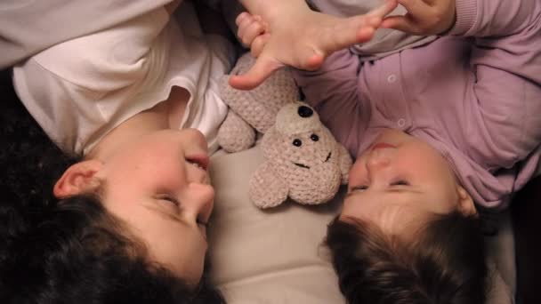 Túlságosan Boldog Nevetés Két Lány Nővérek Pihenés Hangulatos Ágyban Együtt — Stock videók