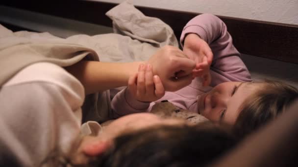 Genieten Van Het Lachen Twee Meisjes Zussen Ontspannen Gezellig Bed — Stockvideo