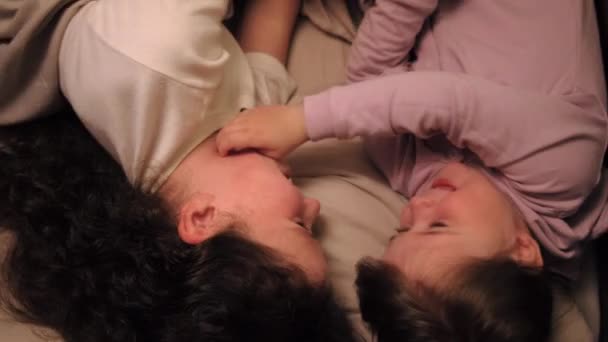 Komik Sevimli Küçük Kızların Oyuncaklarla Rahat Yatakta Yatıp Gülüşlerinin Mutlu — Stok video