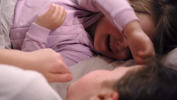 자매가 침대에서 잡담하는 즐거운 시간을 보내는 집에서 여가를 즐기는 재미있는 — 비디오