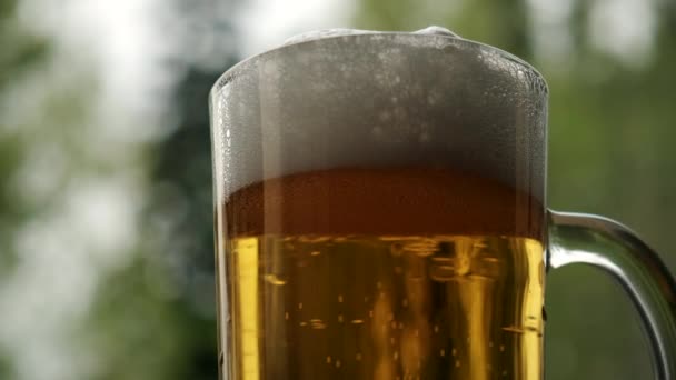 Minuman Beralkohol Dengan Warna Kuning Gelembung Udara Dan Latar Belakang — Stok Video
