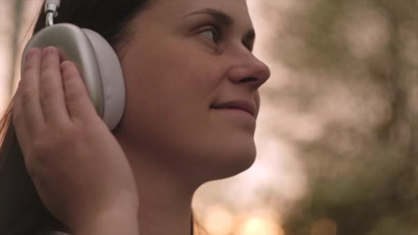 Retrato Una Joven Hermosa Mujer Con Auriculares Inalámbricos Disfrutando Canción — Vídeo de stock