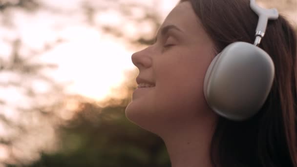 Zamknij Portret Zrelaksowanej Młodej Kobiety Noszącej Słuchawki Medytującej Słuchając Muzyki — Wideo stockowe