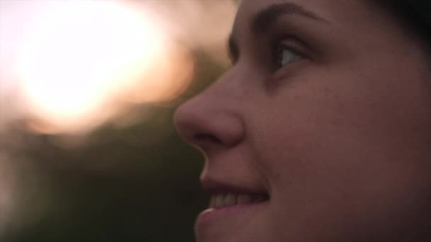 Güneşli Gökyüzünde Ağaçlara Bakan Sevimli Mutlu Beyaz Bir Kadının Portresi — Stok video