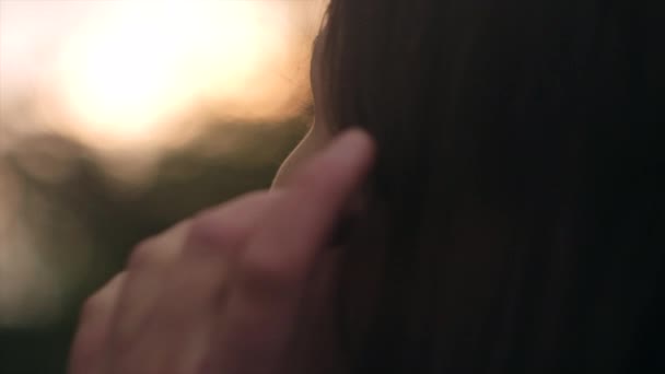 Närbild Avslappnad Vacker Ung Kvinna Njuter Fantastisk Solnedgång Eller Soluppgång — Stockvideo