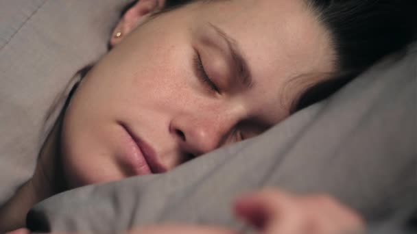 Zbliżenie Spokojnej Młodej Kobiety Śpiącej Dobrze Wygodnym Świeżym Łóżku Miękkim — Wideo stockowe