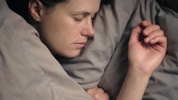 Вид Зверху Спокійної Привабливої Брюнетки Жінка Спить Якій Подушці Красива — стокове відео