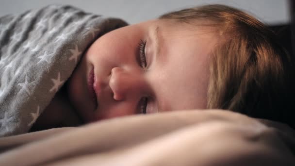 Närbild Lugn Bedårande Liten Dotter Dagen Tupplur Lugn Söt Barn — Stockvideo