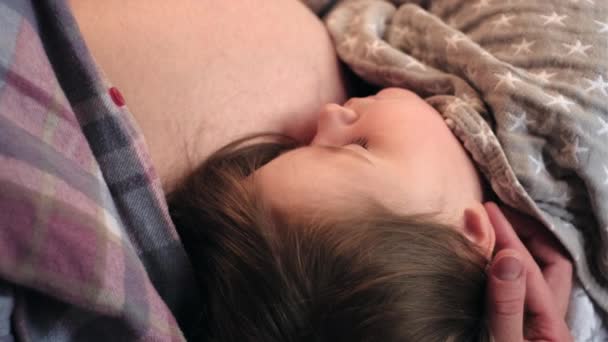 Cuidar Joven Madre Embarazada Sosteniendo Adorable Hija Durmiente Cerca Del — Vídeos de Stock
