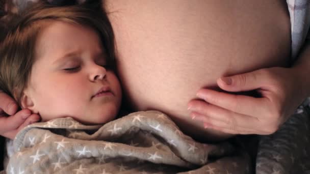 Close Bebê Bonito Menina Dois Anos Idade Dormindo Estômago Mães — Vídeo de Stock