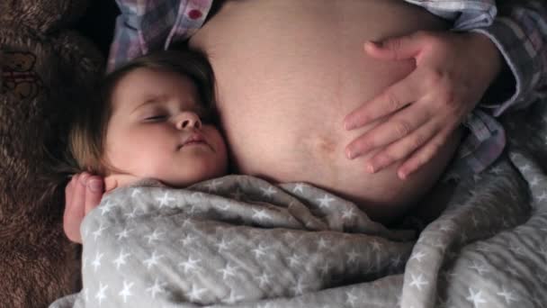 Menina Adorável Bebê Dois Anos Idade Dormindo Estômago Mães Grávidas — Vídeo de Stock