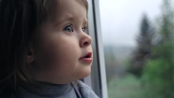 Portret Pięknego Dziecka Siedzącego Samotnie Parapecie Cute Little Girl Kid — Wideo stockowe