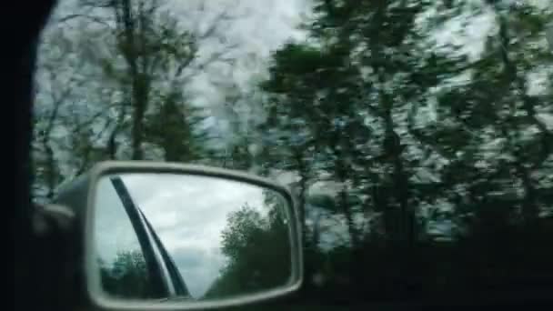 Refleksja Lustrze Samochodu Jadącego Przez Wiosenny Lub Letni Krajobraz Odległym — Wideo stockowe