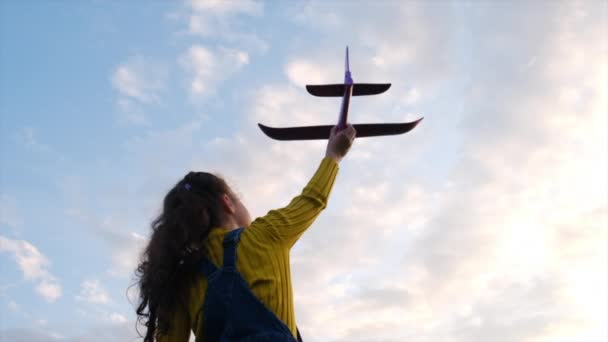 Criança Menina Feliz Com Avião Brinquedo Pôr Sol Verão Natureza — Vídeo de Stock