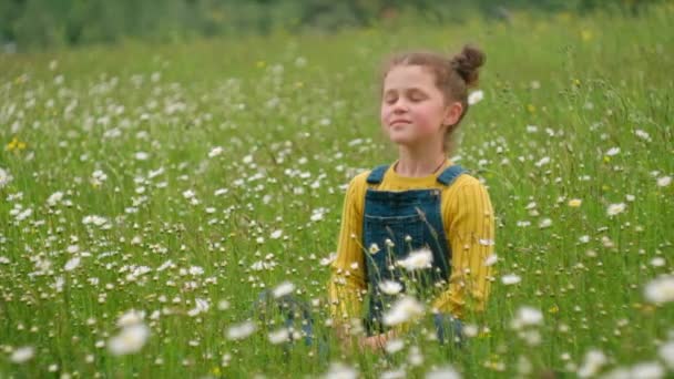 Счастливая Обожаемая Дочка Сидящая Траве Открывает Глаза Наслаждается Удивительной Теплой — стоковое видео