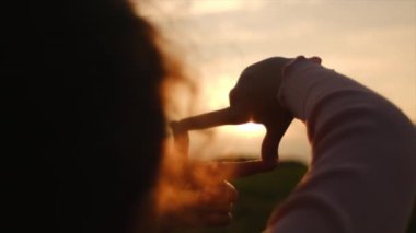 Küçük kız gölgesinde güzel bir gün batımıyla güzel bir çerçeve hareketi yapıyor. Gün doğumunu yakalayan çocuk. Promosyon içeriği için boşluk kopyala. Hayal gücü, vizyon, strateji ve rüya kavramı