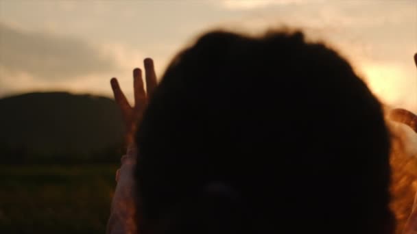 Sylwetka Szczęśliwej Śniącej Dziewczynki Wyciąga Rękę Słońce Religia Pomaga Nastoletnie — Wideo stockowe