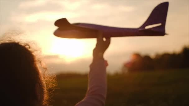 Close Van Mooie Kleine Meisje Kind Houden Speelgoed Vliegtuig Achtergrond — Stockvideo