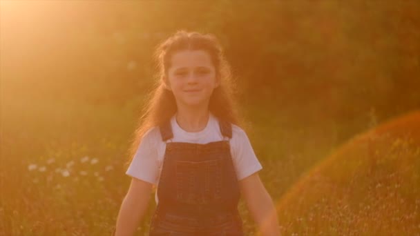 Porträtt Glada Unga Flicka Unge Med Amerikansk Flagga Stolt Står — Stockvideo