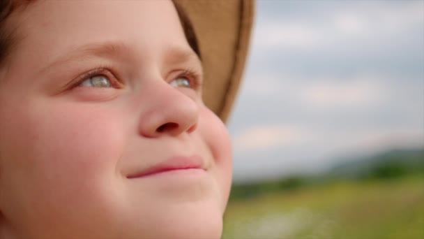 Primer Plano Retrato Adorable Niña Feliz Sombrero Aire Libre Verano — Vídeo de stock