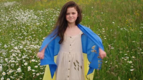 Портрет Щасливої Української Дитини Сукні Тримає Прапор України Дивиться Камеру — стокове відео