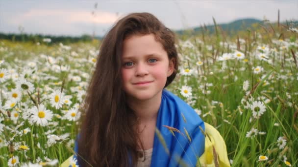 Mavi Sarı Bayrağı Olan Küçük Şirin Bir Kızın Portresi Ukrayna — Stok video