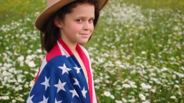 Şapkalı Amerikan Bayrağıyla Çayırda Gururla Duran Gülümseyen Genç Kız Portresi — Stok video