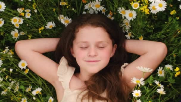 Top View Portræt Afslappet Smilende Sød Lille Pige Barn Liggende – Stock-video