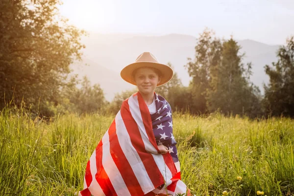 Porträtt Lycklig Preteen Flicka Insvept Amerikansk Flagga Stående Fält Bakgrund — Stockfoto