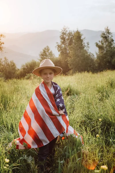 Портрет Гарненької Усміхненої Маленької Дівчинки Капелюсі Святкує Липня День Незалежності — стокове фото