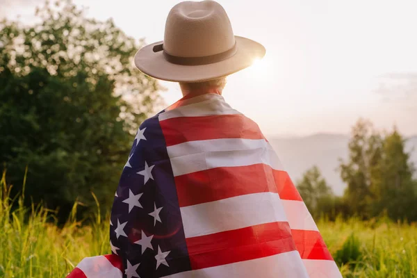 Widok Tyłu Nastolatki Kapeluszu Owinięty Amerykańską Flagę Stojącą Tle Gór — Zdjęcie stockowe