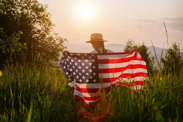 Patriotisk Preteen Flicka Hatt Med Amerikansk Flagga Står Berg Bakgrund — Stockfoto