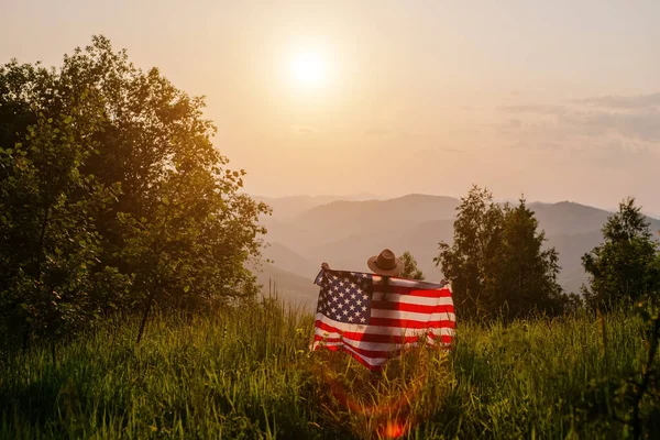 Stolt Liten Flicka Unge Hatt Med Amerikansk Flagga Stående Fält — Stockfoto
