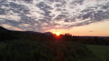 Gün batımında ya da kırsal alandaki güzel sakin dağların üzerinde gün doğumunda inanılmaz dramatik gökyüzünün insansız hava aracı görüntüleri. Siluet ormanı. Romantik kaçış konsepti için seyahat yeri ilhamı