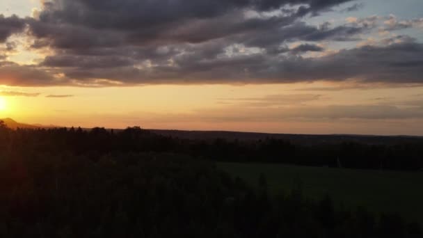 Повітряний Вид Дрон Знімав Літній Гірський Пік Під Час Епічного — стокове відео