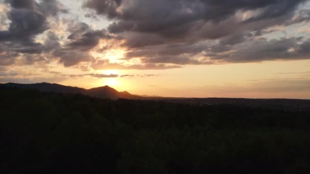 Sinema Sırasında Renkli Bulutlu Destansı Günbatımında Dağların Tepedeki Hava Aracı — Stok video