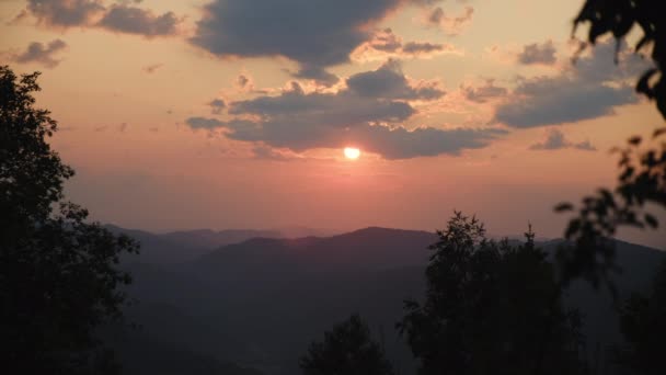 Yaz Günü Dağlarda Gün Batımının Muhteşem Manzarası Güneş Işınları Bulutları — Stok video